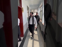 O cliente igualmente visitou nossa sala da amostra e viu as caixas do retorno de vário s plástico ondulado