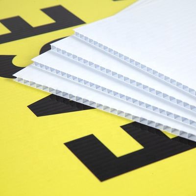O branco corrugou colorido imprimível da folha plástica das folhas 4x8 Coroplast