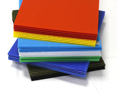 A cavidade preta plástica corrugada das folhas 4x8 Coroplast PP corrugou a folha