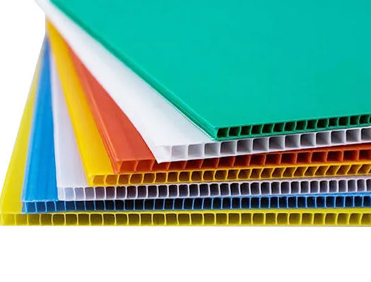 A cavidade preta plástica corrugada das folhas 4x8 Coroplast PP corrugou a folha