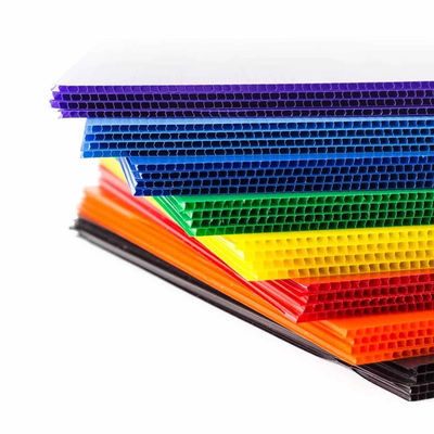 Chapa de plástico corrugado disponível em vários tamanhos, cores e espessuras, adequada para aplicações e projetos personalizados.