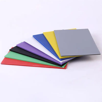 Painel de plástico reciclável durável de folha oca de PP ideal para embalagens, transporte marítimo, sinalização publicitária e bandejas de mudas agrícolas