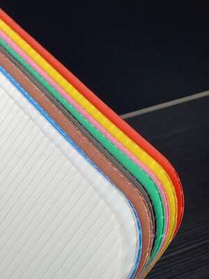 Coroplast Sheet é uma folha de plástico corrugado de polipropileno leve e durável projetada para diversas aplicações, incluindo embalagem, impressão, construção e proteção.
