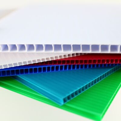 Coroplast Sheet é uma folha de plástico corrugado de polipropileno leve e durável projetada para diversas aplicações, incluindo embalagem, impressão, construção e proteção.