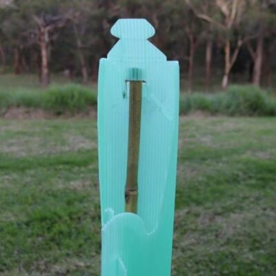 O Protetor de Árvores PP é leve, durável, à prova d'água e fácil de instalar. Ele protege árvores jovens contra vento, animais e danos, com tamanhos, cores, espessuras e designs personalizáveis.