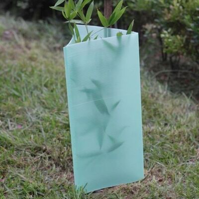 O Protetor de Árvores PP é leve, durável, à prova d'água e fácil de instalar. Ele protege árvores jovens contra vento, animais e danos, com tamanhos, cores, espessuras e designs personalizáveis.